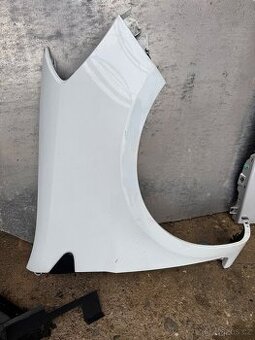 Renault Clio III pravý přední blatník