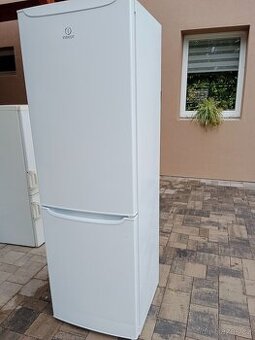 Lednice s mrazakem Indesit