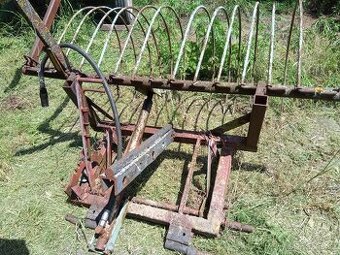 Shrnovač sena za malotraktor