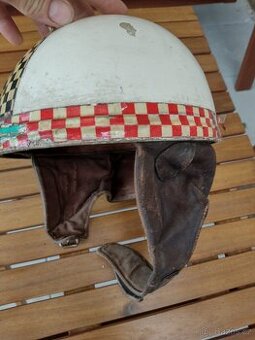 Stará helma na motorku