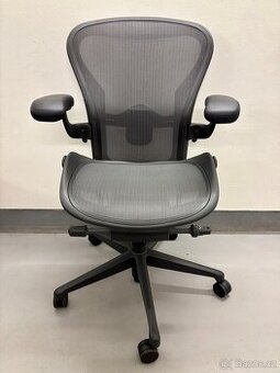 Kancelářská židle Herman Miller Aeron Remastered