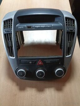 Panel rádia Kia Ceed.