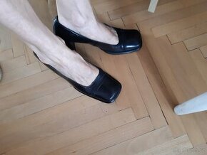 Černé kožené lodičky 37