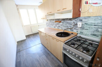 Slunný byt 2+1/S/L ve třetím patře panelového domu