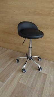 Pojízdná barová stolička