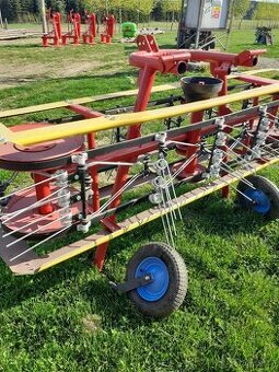 pásový obraceč a shrnovač sena