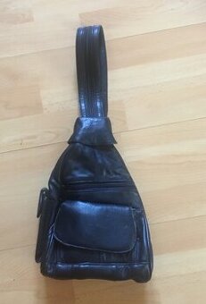 černý kožený batůžek