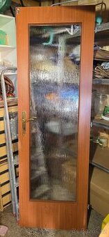 Dveře 60P prosklené, dekor asi třešeň.