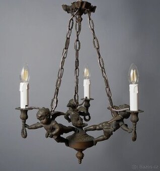 Barokní lustr s Putii