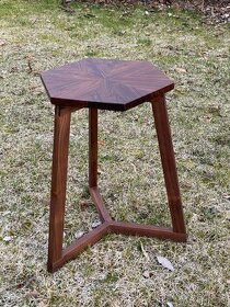 Ručně vyráběná dřevěná stolička z amerického ořechu - 1