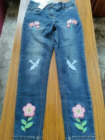 Nové dívčí džíny s vyšívanou aplikaci