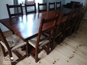 Starožitný dřevěný velký dlouhý masivní stůl a 12 židlí