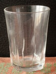sklenička č. 2, výška 8,5 cm, průměr 6 cm