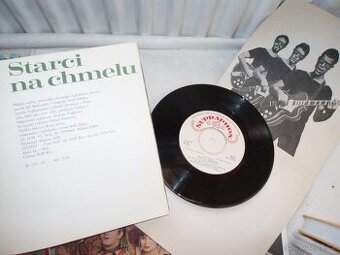 stará kniha s gramodeskou Starci na chmelu 1965