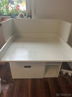 Dám zadarmo psací stůl a přebalovací pult v jednom IKEA