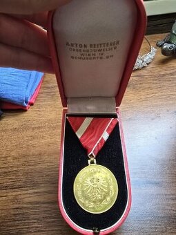 Rakouska medaile v etuji