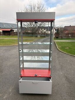 Prosklená vitrína s LED podsvícením