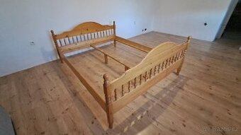 Dřevěná postel
