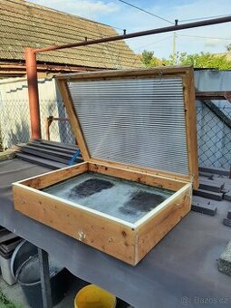 Včelí úly a tavidla na vosk a plástve