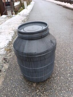 Sud z kvalitního silného plastu s víkem