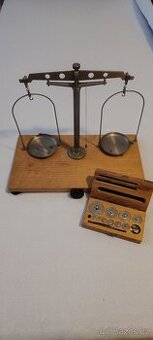 Laboratorní váhy se závažím
