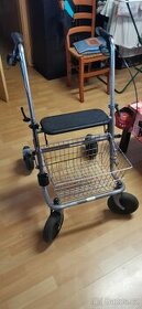 Invalidní vozík a chodítko