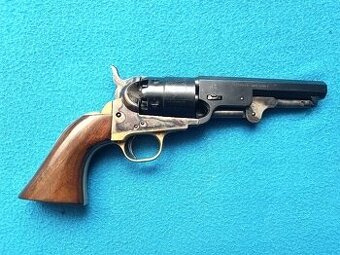 Krásný perkusní revolver