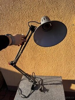 Stolní ramenná lampa