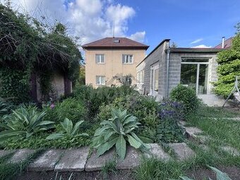 Prodej RD 215 m2 s půdním prostorem a zahradou 456 m2, Praha