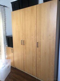 IKEA skříň šatní, komoda, noční stolek a psací stůl