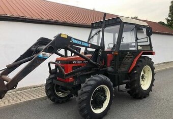Traktor Zetor 7245-Q23 s čelním nakladačem a příslušenstvím.