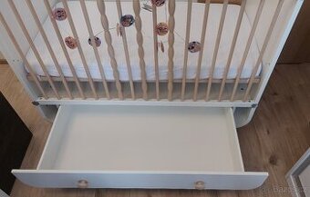 Bílá dětská postýlka MYLLRA z IKEA