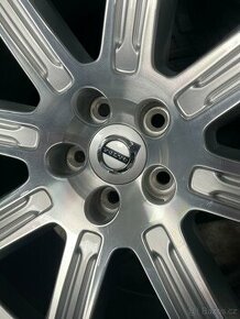 Letni sada Volvo Xc 90