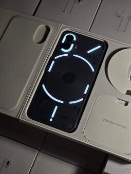 Nothing Phone (2) + 25× Bluetooth sluchátka