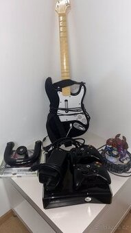 XBOX 360 + GUITAR HERO KYTARA + SKYLANDERS