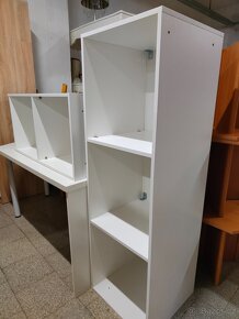 Regály se stolem bílé