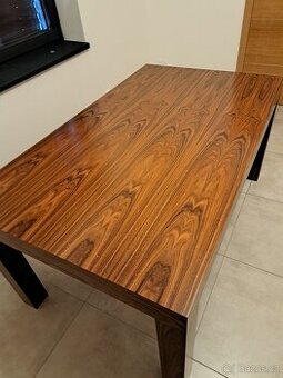 Jídelní stůl masiv