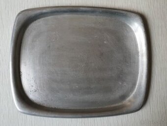 Starý hliníkový tácek