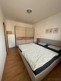 Manželská postel se skříní