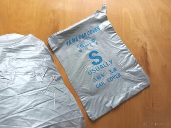 Nepoužívaná univerzální plachta na malá auta typu hatchback