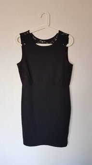 černé šaty s krajkou