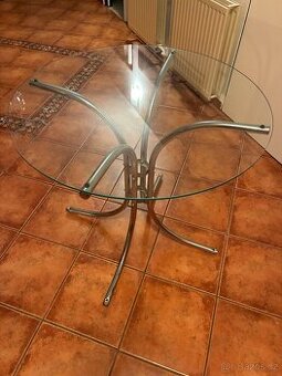 Krásný kulatý stul.