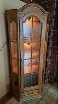 Rohová vitrína s osvětlením