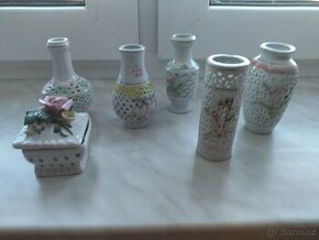 Vázičky z bílého porcelánu s děrovaným - krajkovým dekorem.