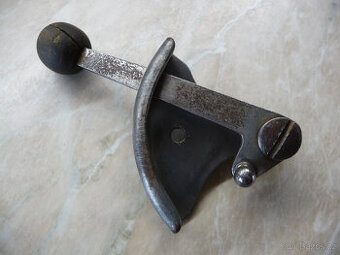 Řadící kulisa na nádrž.