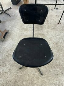Stará černá otočná židle