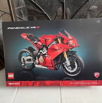 Nové LEGO Technic 42202 Motorka Ducati Panigale V4 S
