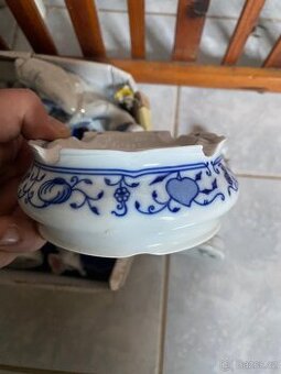 Porcelán, keramika, cibulák.