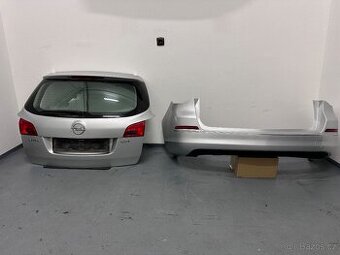 Opel Astra J Kombi face zadní část kufr nárazník výztuha