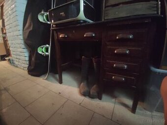 Starožitný dřevěný stůl na renovaci.